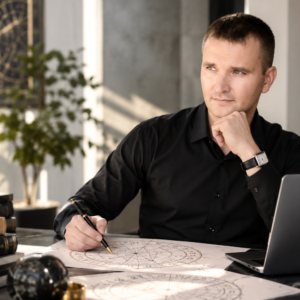 Vedų astrologas Egidijus Gubinas profesionalioje darbo aplinkoje analizuoja asmeninį metų horoskopą, planetų padėtis ir astrologines prognozes pagal vedų astrologiją.